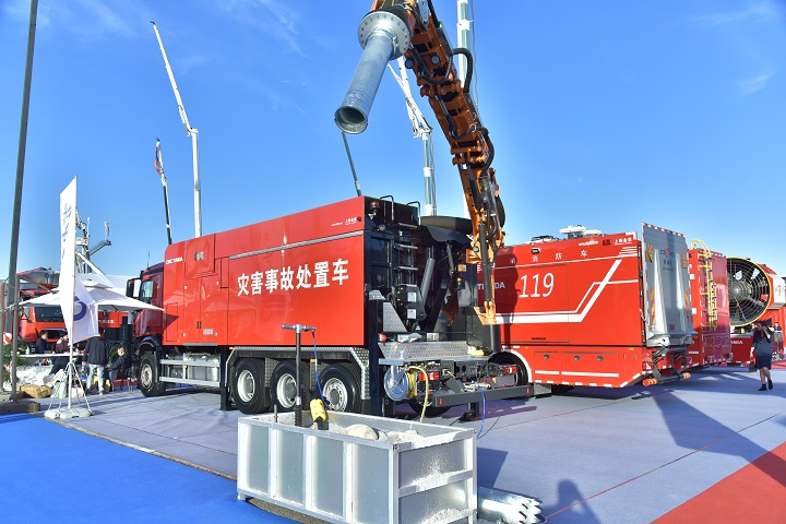金盾灾害事故处置车 Arocs 3251 配备的超强抽风机.JPG