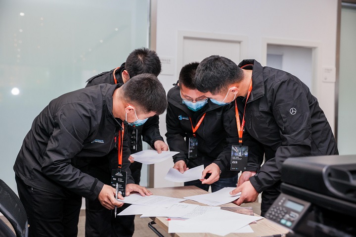 图1. 梅赛德斯-奔驰卡车服务技能大师赛为售后服务员工提供了磨练技能、切磋技艺的平台.jpg