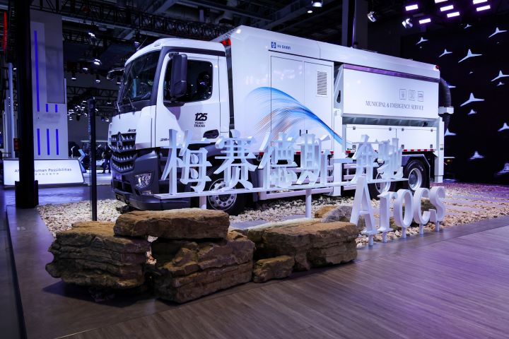 05.基于梅赛德斯-奔驰6x4卡车底盘Arocs打造的多功能应急救援卡车.jpg