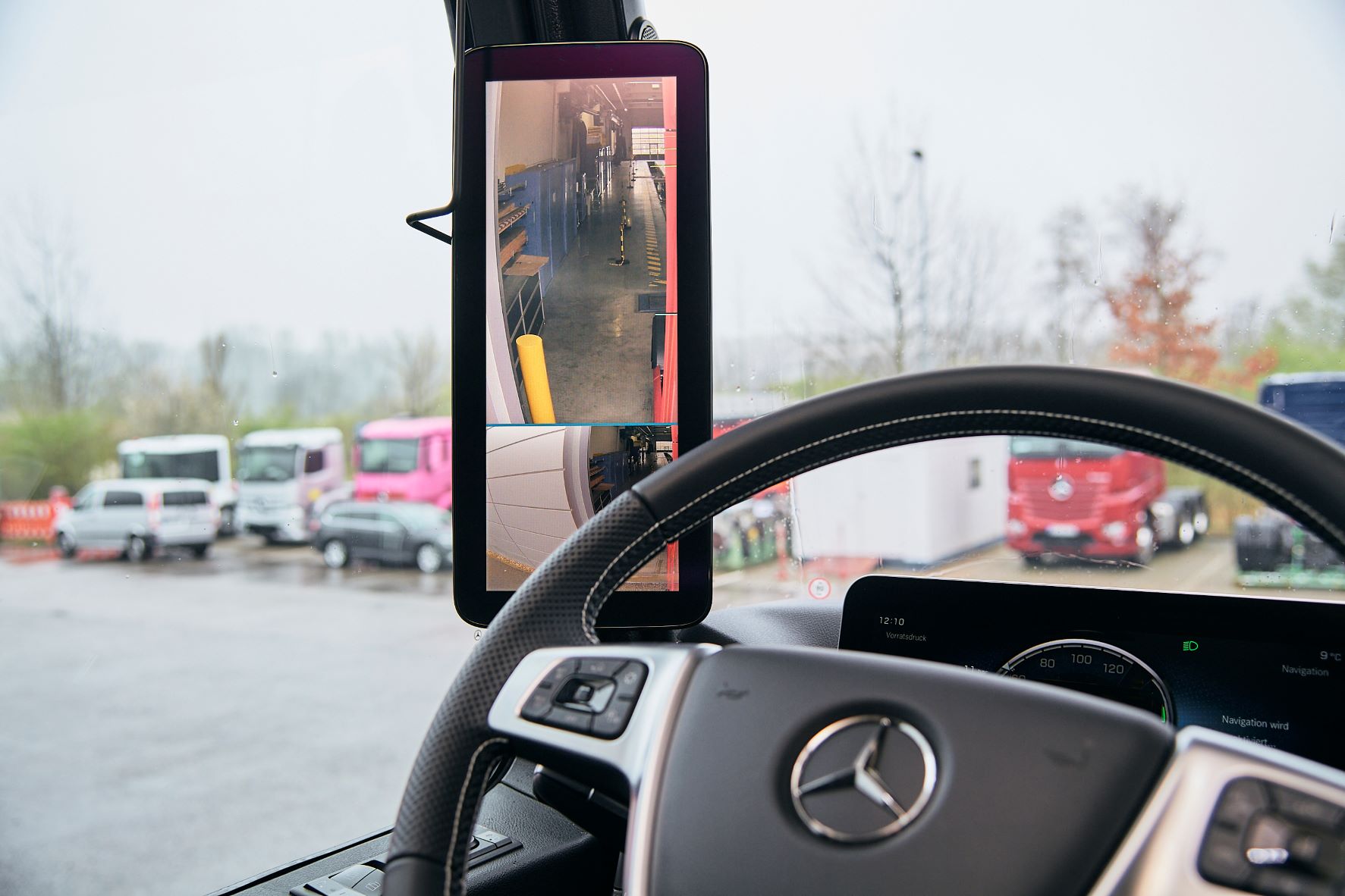图2. 梅赛德斯-奔驰卡车MirrorCam将视野扩展到 A 柱上，并为驾驶员提供了额外信息.jpg