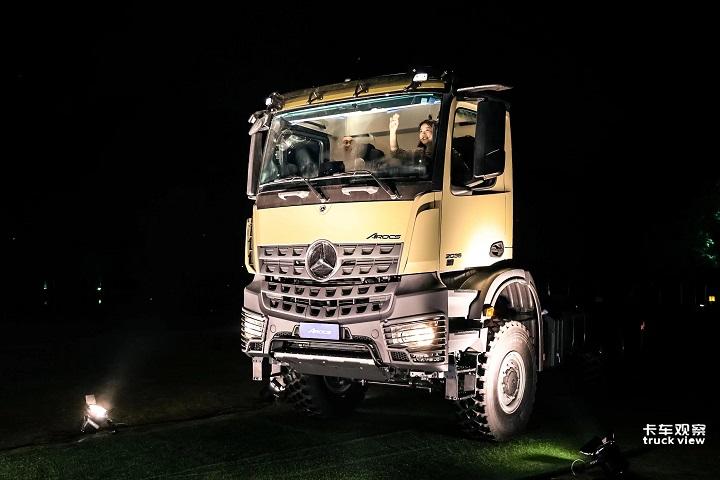 图3. 梅赛德斯-奔驰Arocs 4×4作为一辆蓝牌卡车，C照也能轻松驾驶.jpg