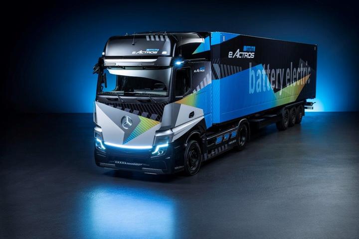 图3__梅赛德斯-奔驰eActros__LongHaul纯电动长途重卡成为本届IAA的瞩目亮点.jpg