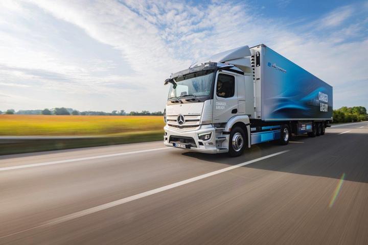 图4__梅赛德斯-奔驰eActros300纯电动重卡的牵引车版本.jpg