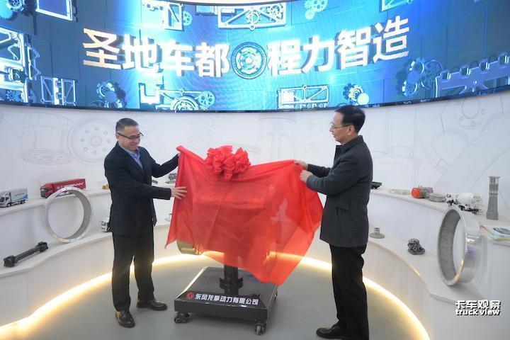 张小帆、袁昌才为龙擎发动机揭幕.jpg