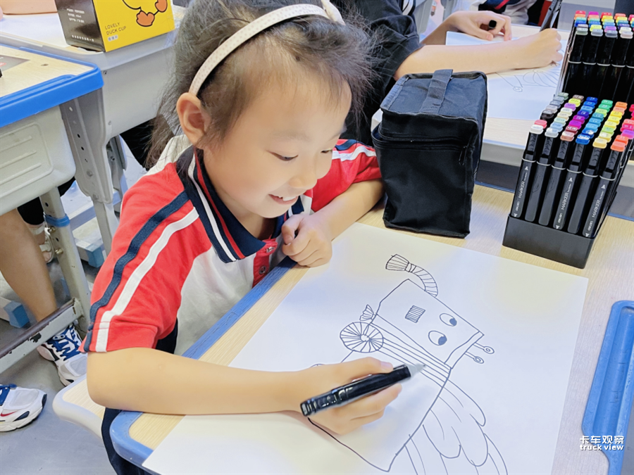 多校联动卡车梦 上汽红岩携手红岩小学筑梦六一330.png