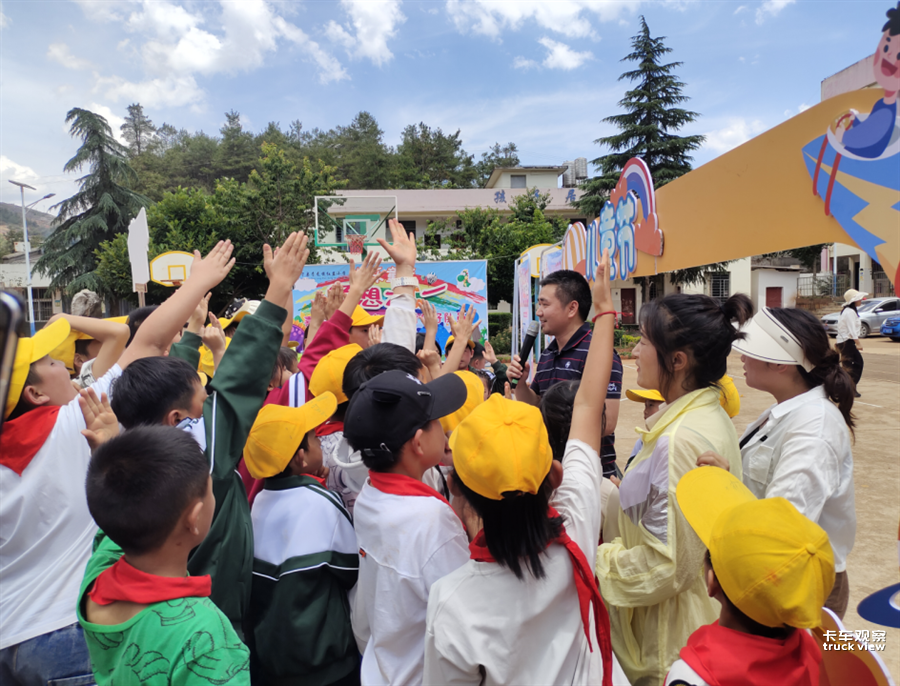 多校联动卡车梦 上汽红岩携手红岩小学筑梦六一585.png