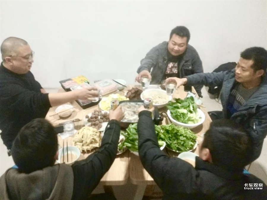 “聚餐狂魔”当站长 红岩驿站让在途卡友一路有家V2549.png