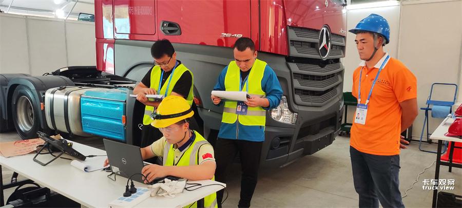 1695178889112313.jpg 2 参赛队伍在重型车辆维修赛项中大展拳脚.jpg