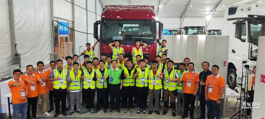 1695178927704468.jpg 4 重型维修车辆赛项参赛选手与梅赛德斯-奔驰卡车技术保障人员合影.jpg