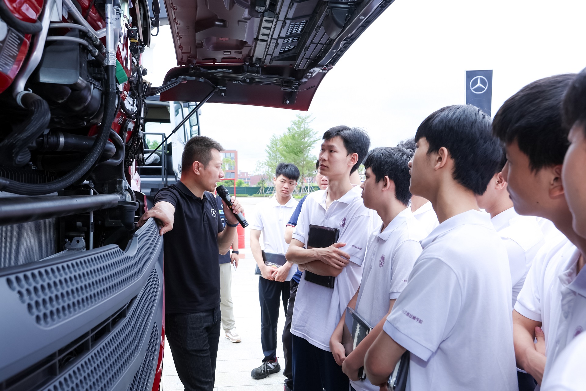 配图2-广州市交通技师学院学生近距离领略梅赛德斯-奔驰卡车的产品亮点和技术优势.JPG